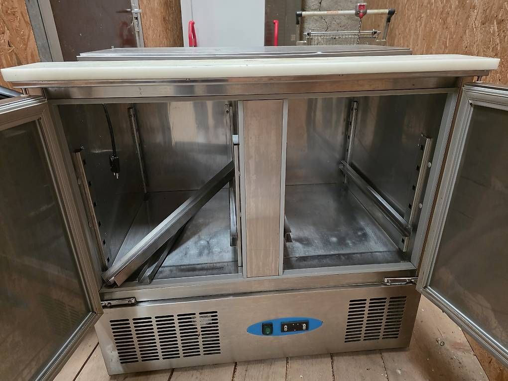 Casques audio: Saladette 2 portes bac GN réfrigérée – D'occasion à Longirod par ale_n66n