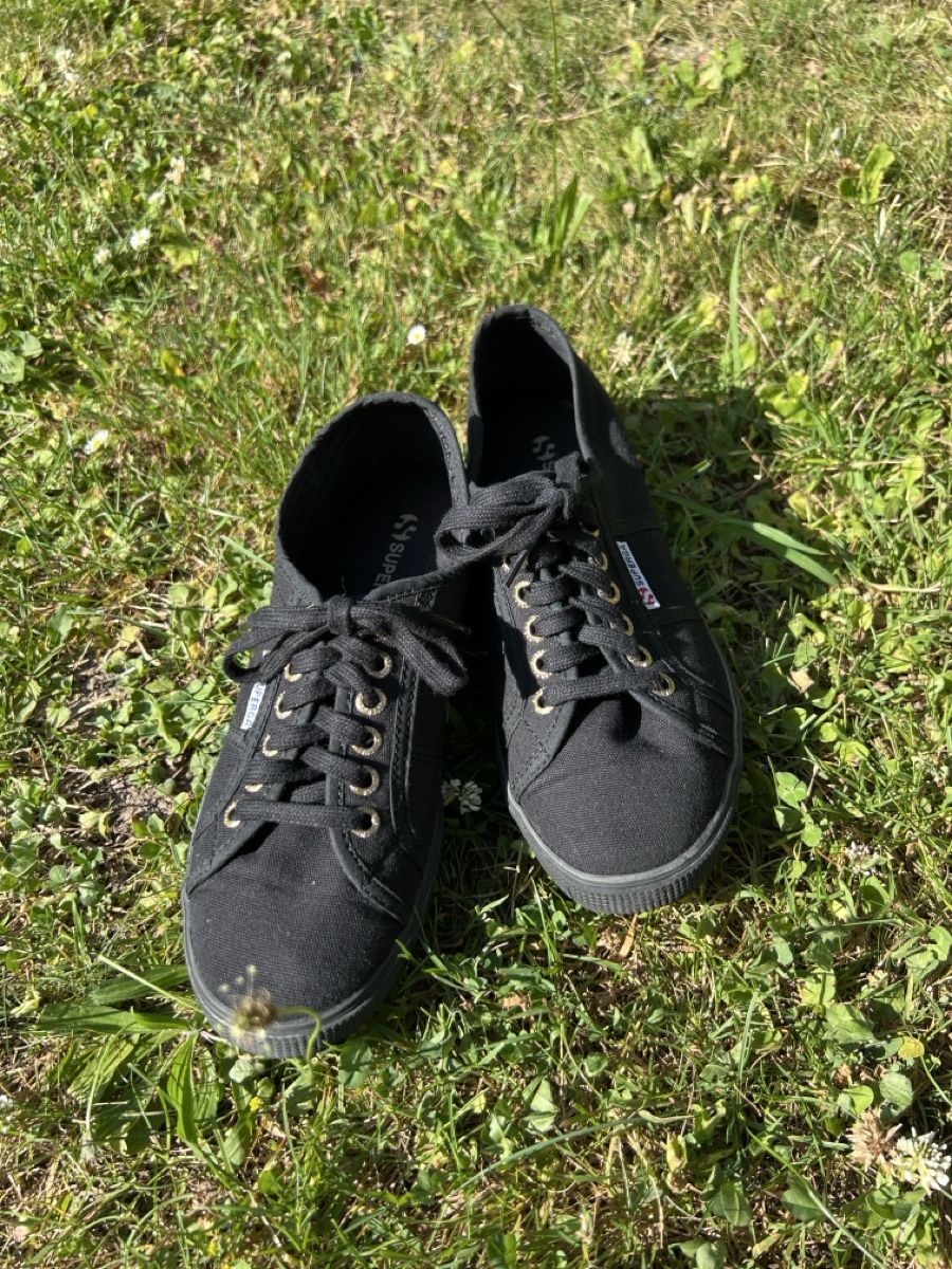 Superga Scarpe da donna: Superga Turnschuhe schwarz Grösse 39 – Usato da Wallisellen venduto da sarinavs