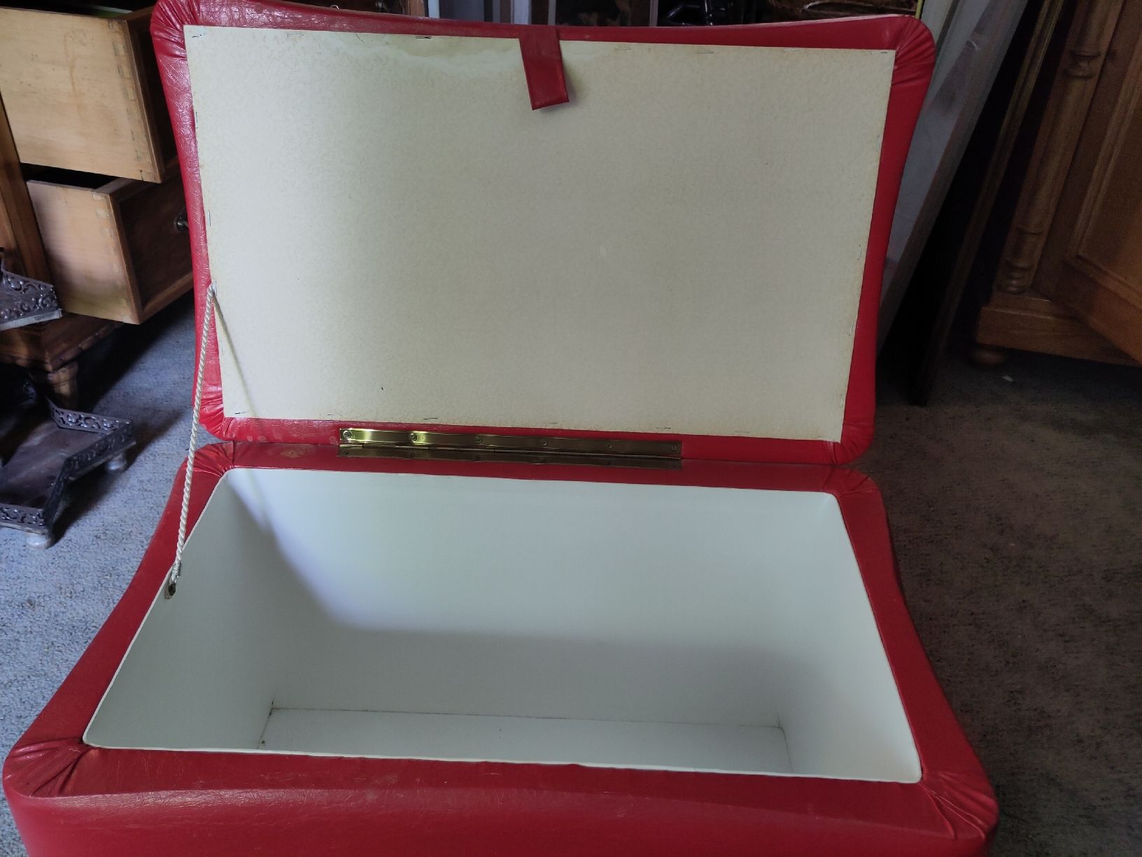 Hocker: Rote Truhe/Hocker, Kunstleder, vintage Look – Gebraucht aus Derendingen von Biberister 1