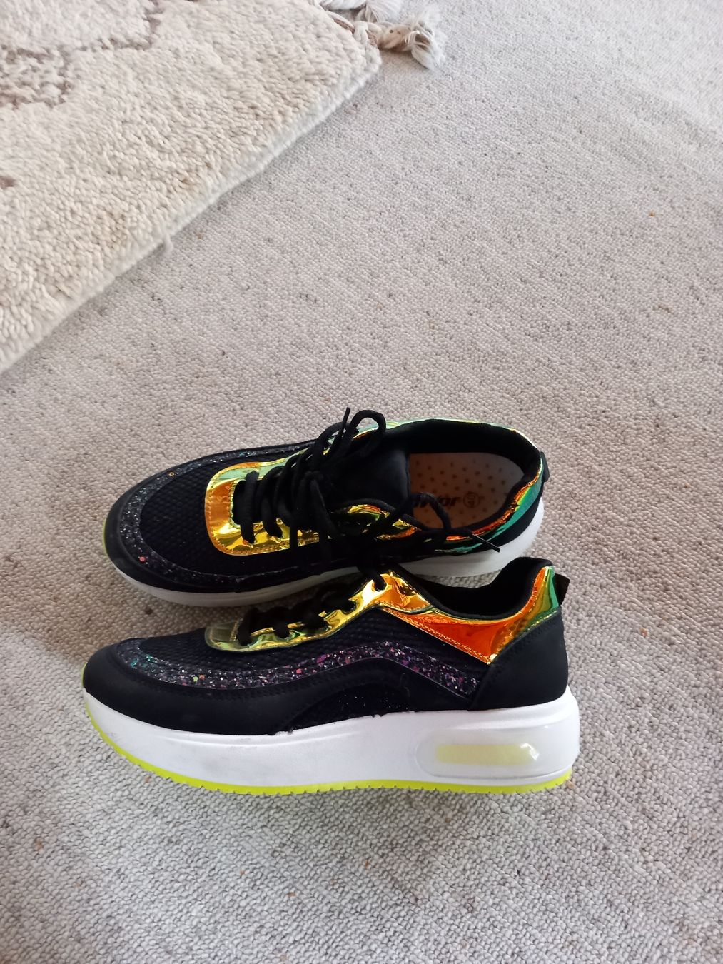 Scarpe da donna: Damenschuhe/Sneakers – Usato da Winterberg ZH venduto da baduu