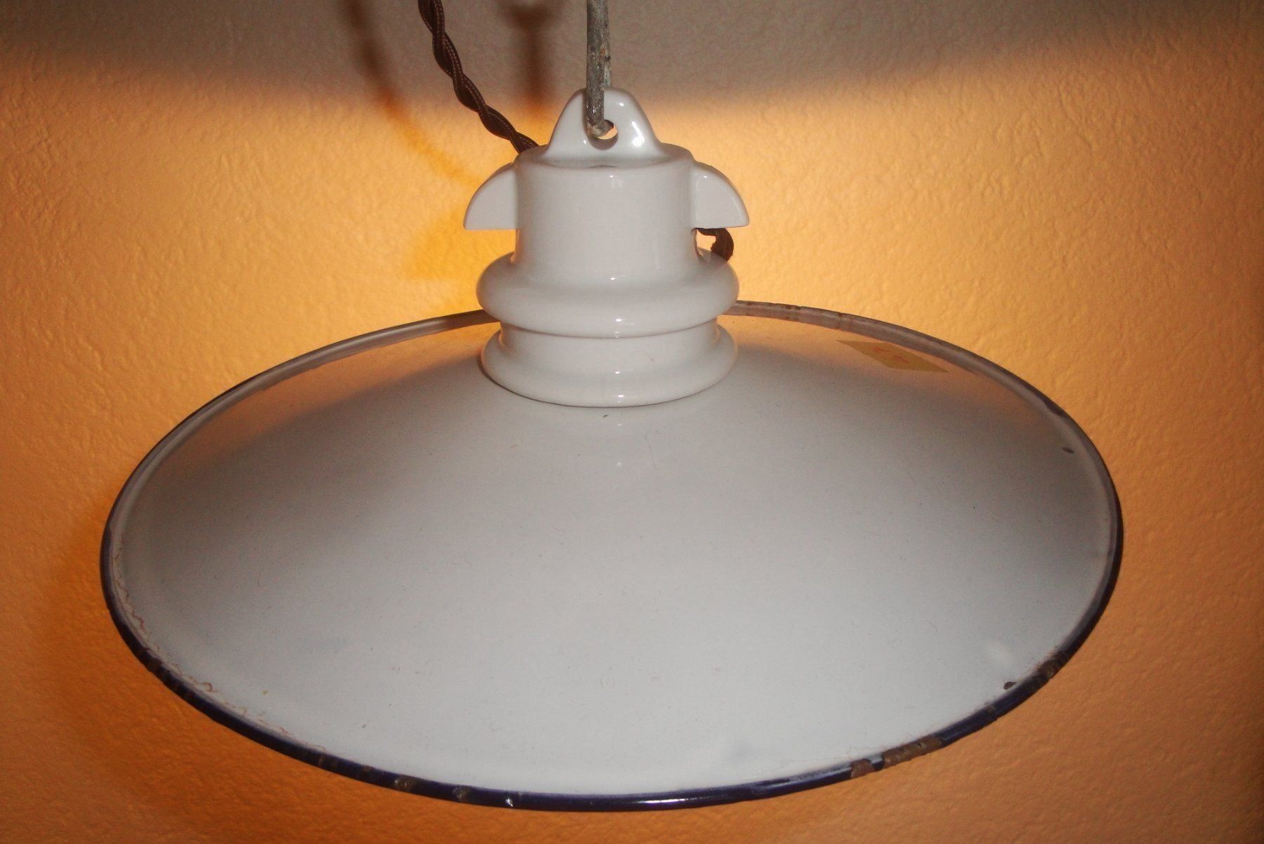 Lampade: Kellerlampe mit Emaillierter Lampensch. – Usato da Zürich venduto da Paykan 1