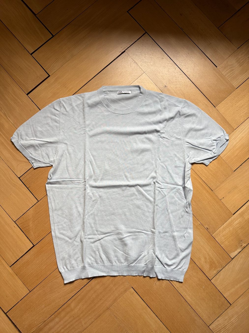 Zara T-shirt: ZARA - Feinstrick T-Shirt hellblau L – Usato da Zürich venduto da Diazaio
