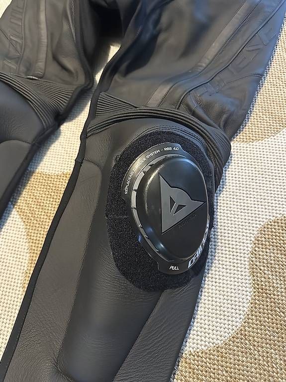 Dainese Lotti di vestiti: DAINESE 2Teiliges Lederkombi Grösse 54 – Usato da Rickenbach LU venduto da reachthesky 4