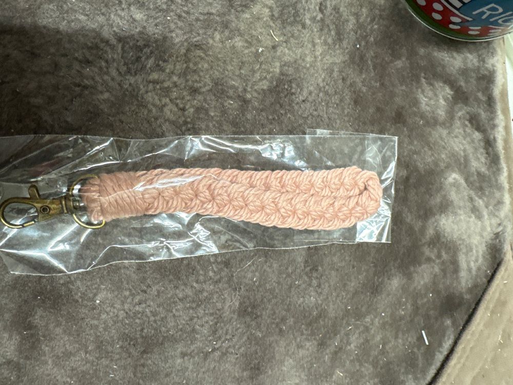 Rosa Schlüsselanhänger Mit Makramee - Süßes Accessoire Für Handtasche Und Auto