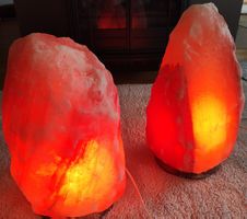 2 Grosse Himalaya SalzLampen mit Leuchtmittel und Holzsockel