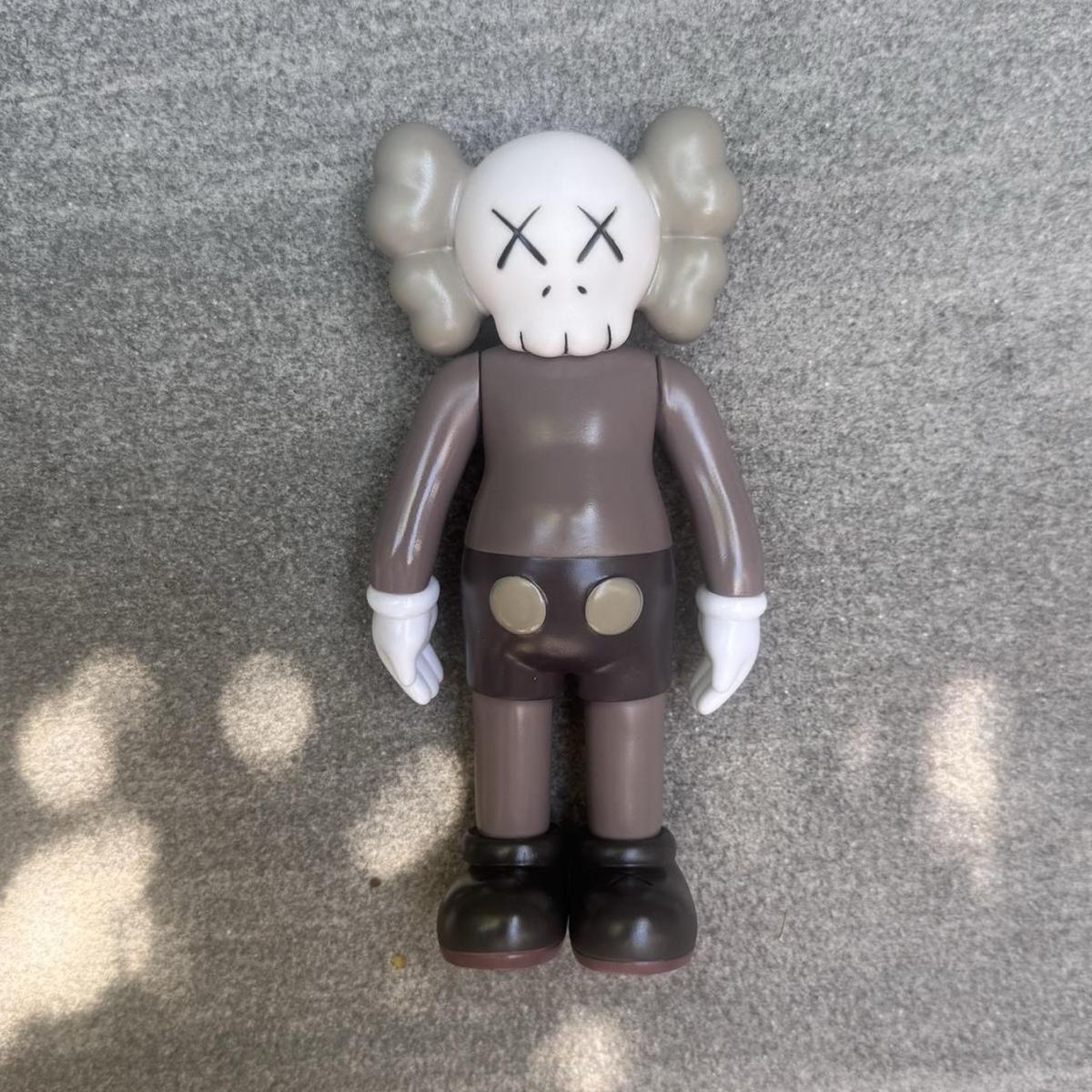 Statuette: KAWS Companion Figure - Brown/Grey Edition  – Nuovo e nell'imballaggio originale da Caviano venduto da reselleo21 3