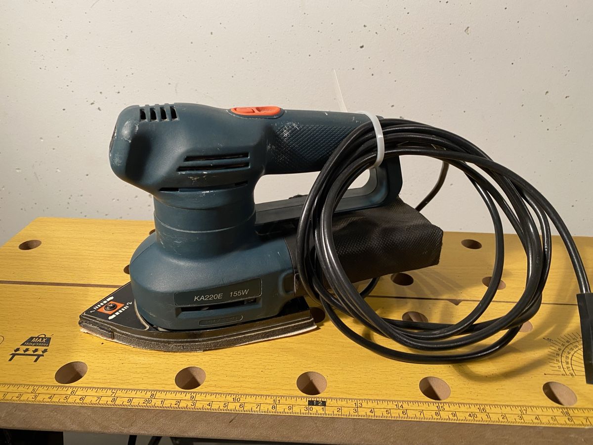 Schleifen & Polieren: BLACK+DECKER KA220E Schwingschleifer 155W – Gebraucht aus Volketswil von Ahot