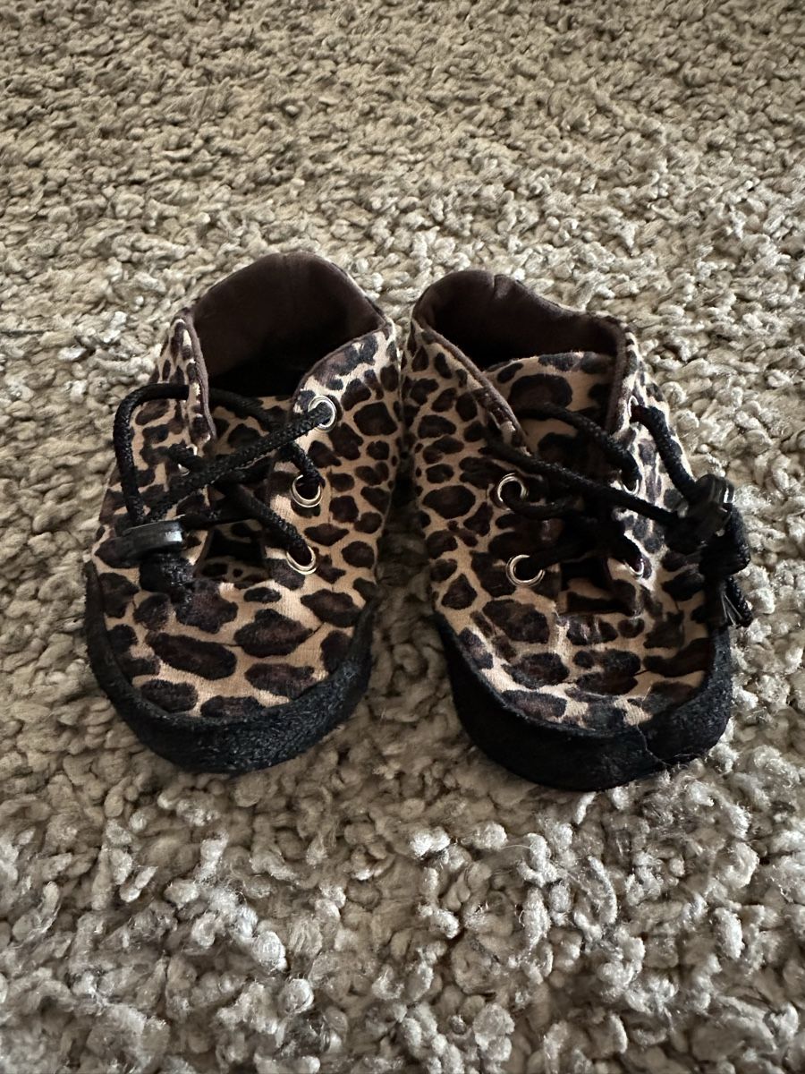 Scarpe per ragazzi: Baby-Schühchen Leopard mit Gummizug, Gr. ca. 18-19 – Usato da Schaffhausen venduto da NellyE