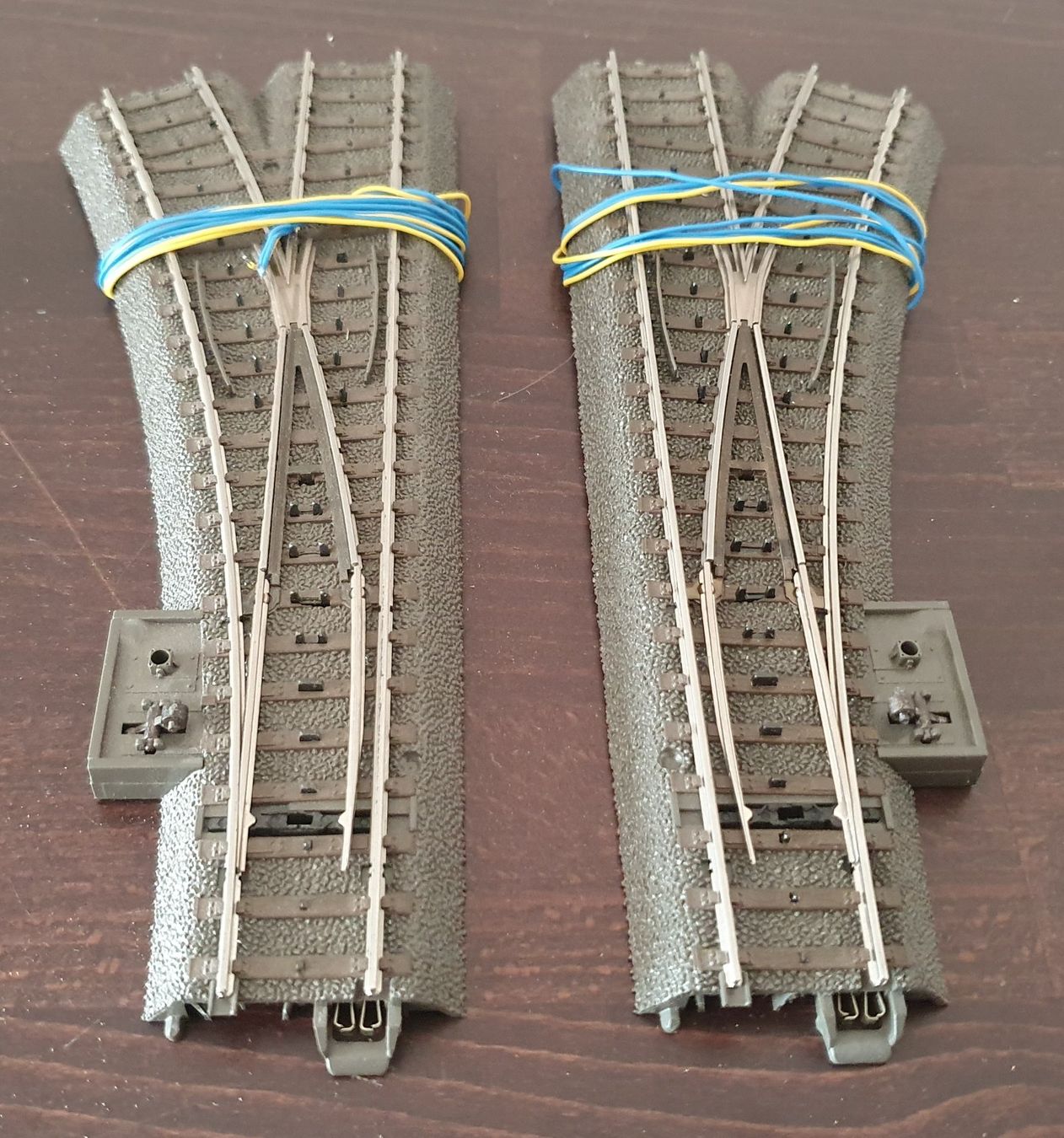 Märklin Modellini di ferrovie: MÄRKLIN: C-GLEIS WEICHENPAAR MIT ANTRIEB – Usato da Biglen venduto da taunus82