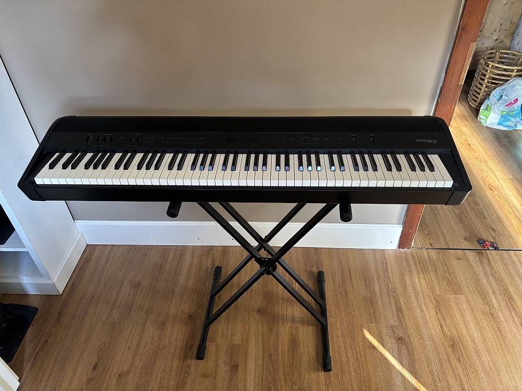 Roland Musikinstrumente: Roland FP-90 mit klappbaren Ständer und Hocker – Gebraucht aus Burgdorf von tho_lqc8
