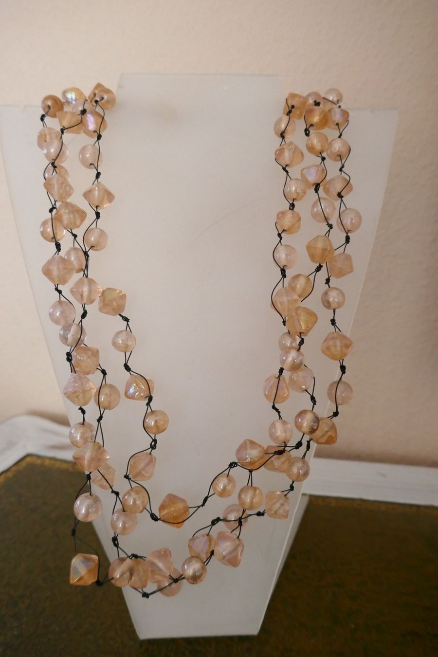 Ketten: Mode Collier Aprikosen-rosa – Gebraucht aus Muttenz von einfach-schoen