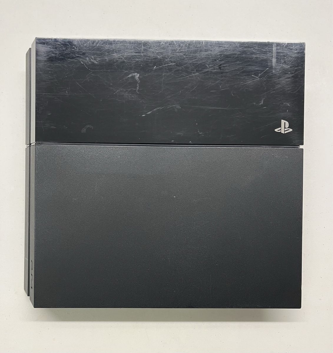 Sony Console: Sony PS4 Konsole 400 GB mit 2 Controller und Kabeln – Usato da Thalwil venduto da ranx 1