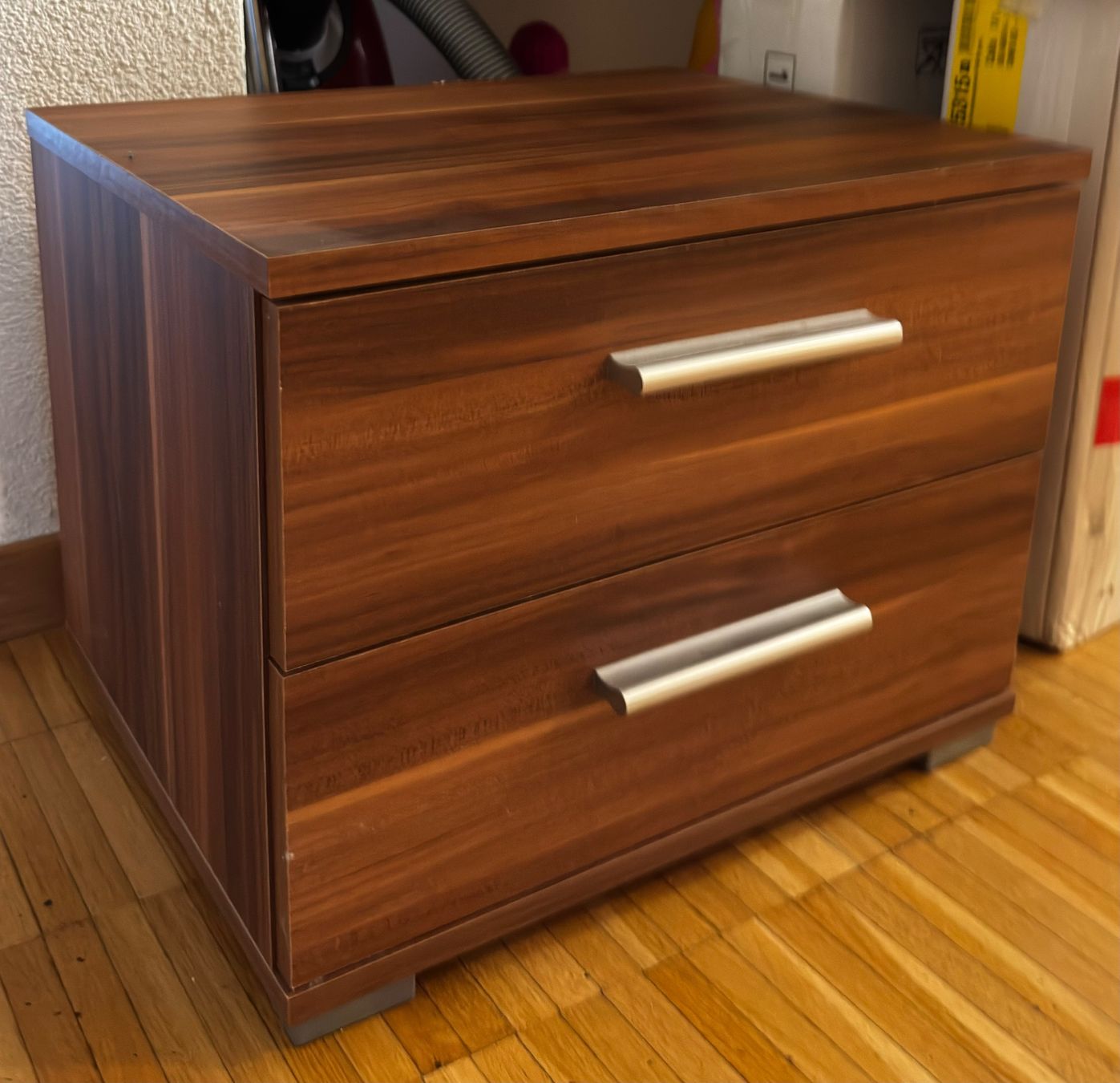 Cassettiere: Kompakte, elegante Kommode aus Holz – Usato da Rüti - ZH venduto da Elturco31 1