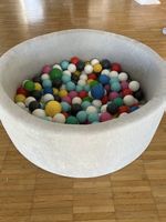 Bällebad grau mit bunten Bällen