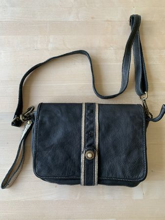 Schwarze Umhängetasche aus Leder mit goldenen Details.