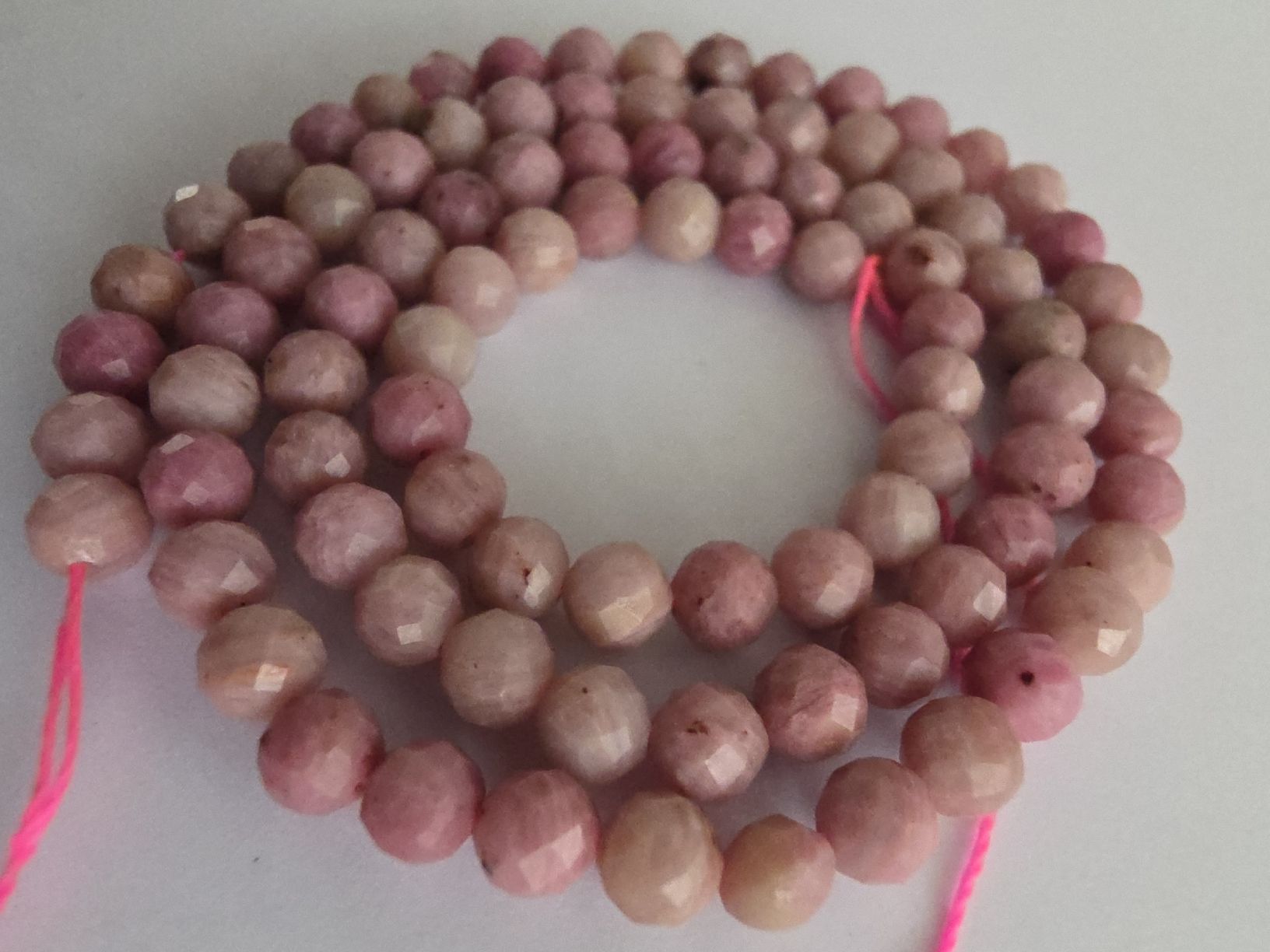 Minerali & Pietre curative: Rhodonit facettiert ca.4mm. Strang – Nuovo e nell'imballaggio originale da Menziken venduto da Mirager 1