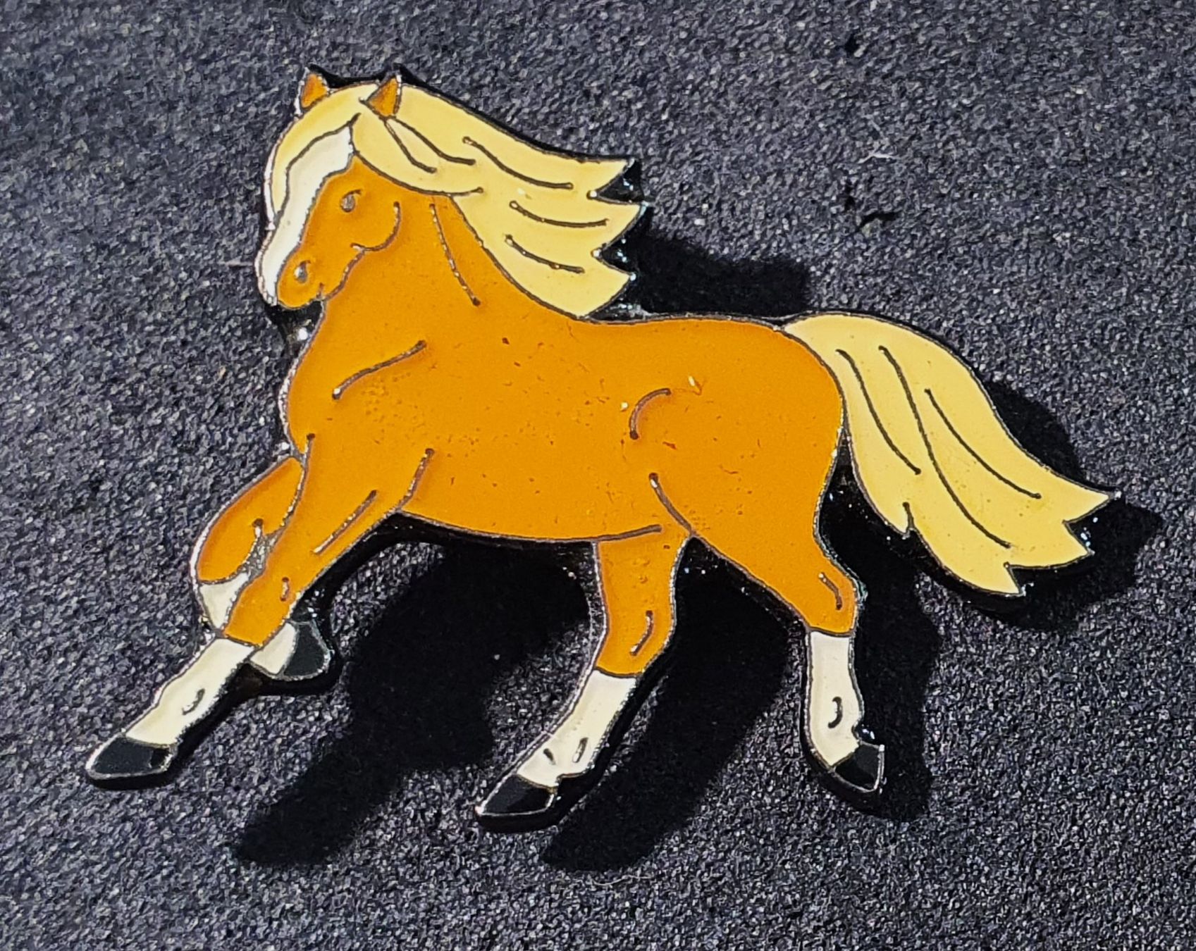 Placchette & Badge: BB809 - Pin Comic Pferd – Usato da Reinach BL venduto da Boston-Verkauf