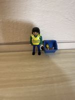 Playmobil Müllmann mit einer Mülltonne und viel Müll