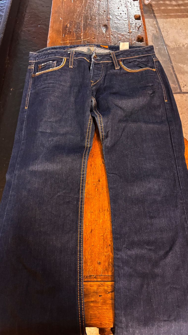 Jeans: Damen Jeans grösse 42 2er Pack. – D'occasion à Münchenstein par tsp01