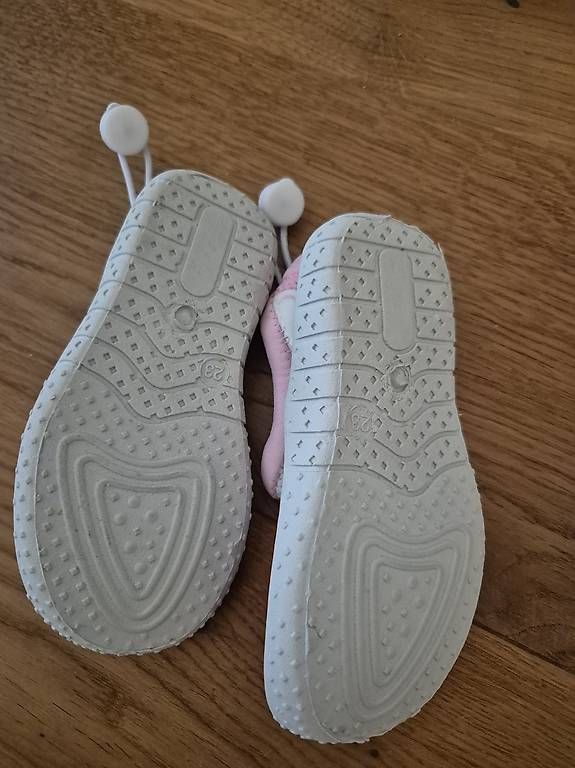 Scarpe per ragazze: Badeschuhe Mädchen Grösse 23 – Usato da Koppigen venduto da abu_5syv 2