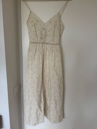 Sommerliches Kleid von Bash mit Lochstickerei