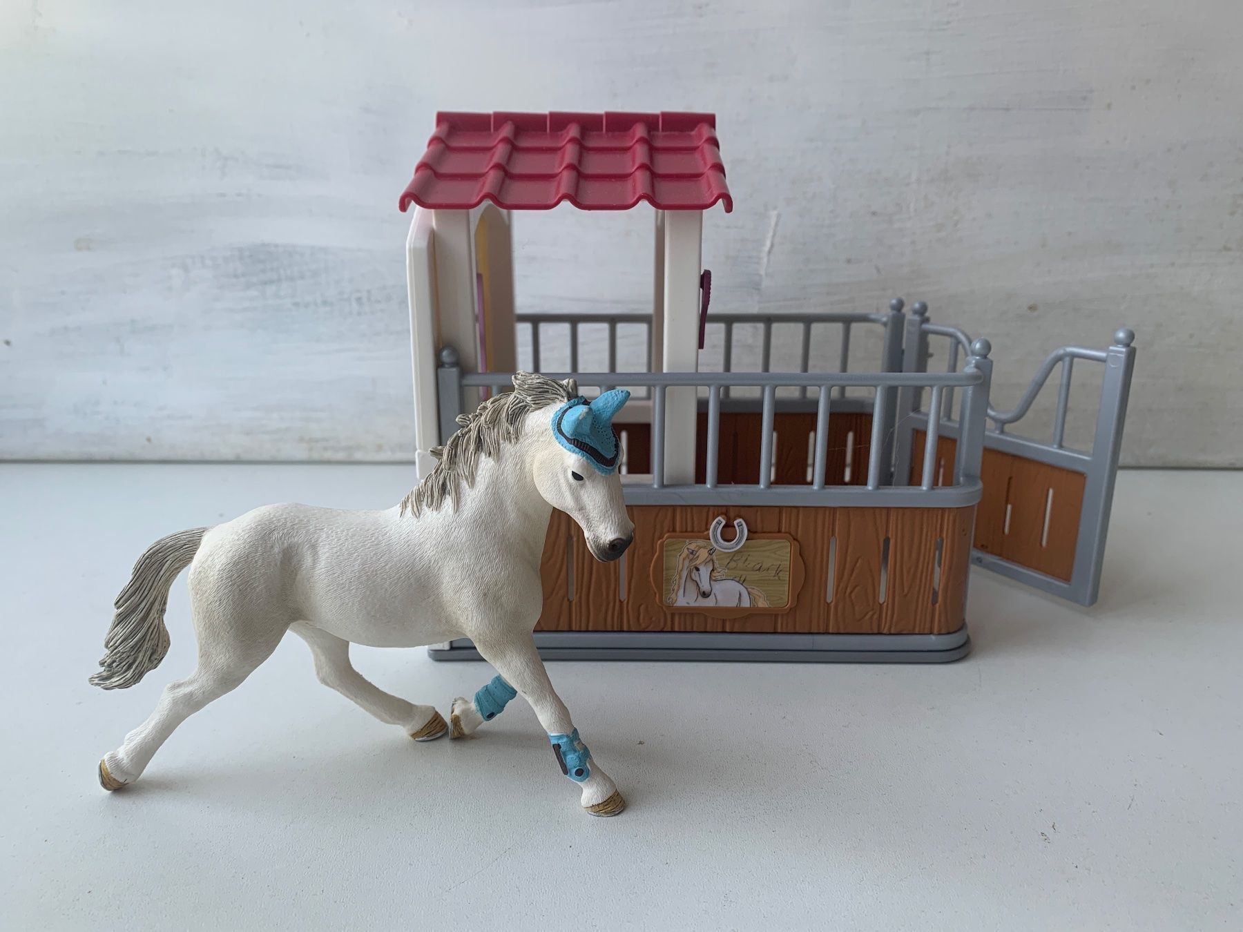 Schleich Giocattoli: Schleich Pferd Araber Schimmel Pferdebox Stall – Usato da Belp venduto da you-and-me 2