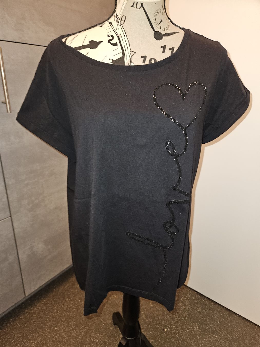 T-shirt: Schwarzes Damenshirt mit Herz-Print, Gr. L – Nuovo (secondo la descrizione) da Anwil venduto da tamoos