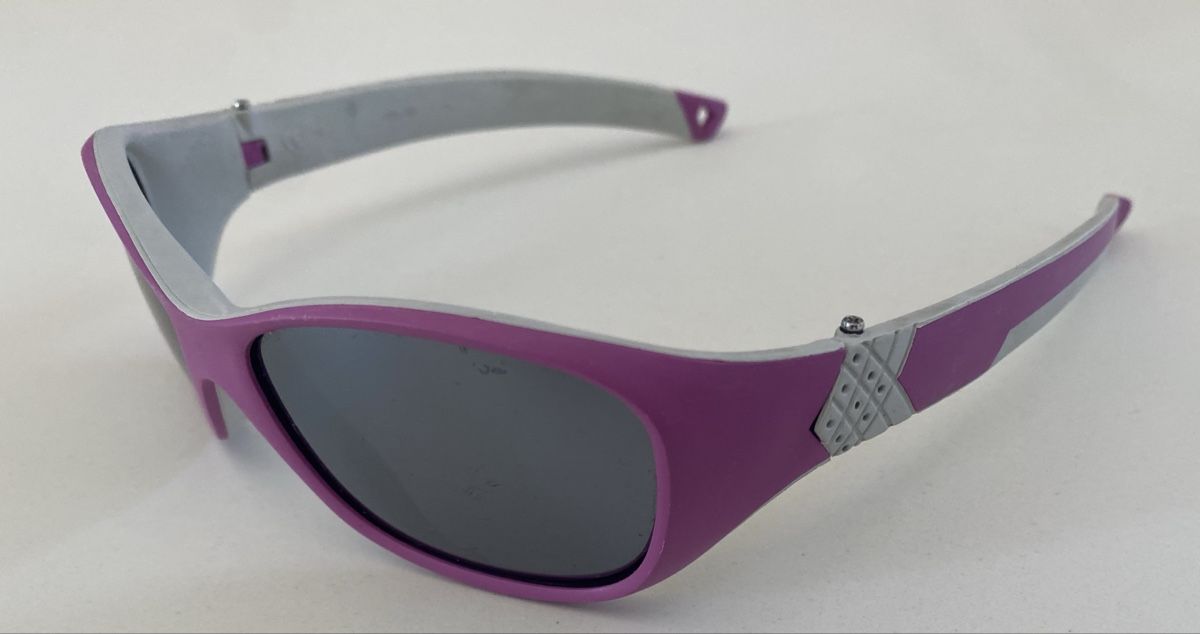 Brillen & Gläser: Lunettes de soleil violettes pour enfant – Gebraucht aus Prez-vers-Noréaz von Onicolet11