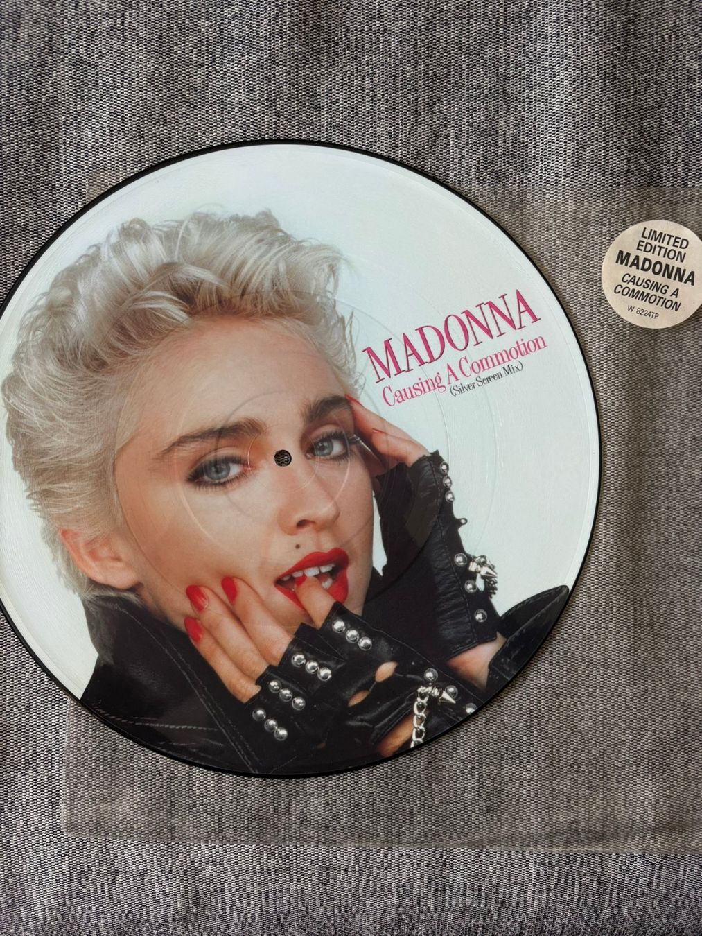 Vinyles: Madonna - Causing A Commotion (Silver Screen Mix) - UK - 198 – D'occasion à Zofingen par Bigron