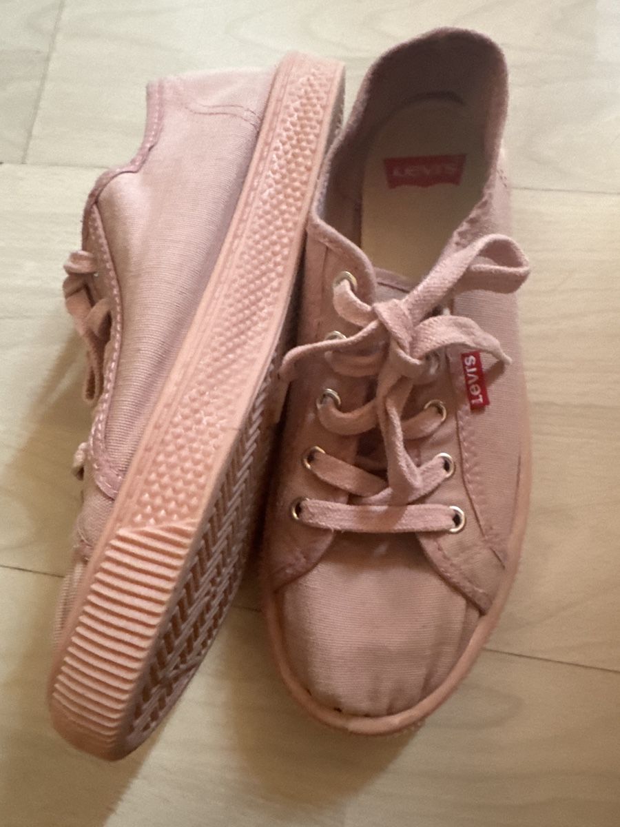 Levi's Herrenschuhe: Levi's Sneaker, Grösse 38,wenig getragen – Gebraucht aus Gersau von Second-Hand-Shop 2