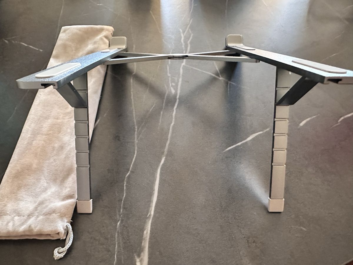 Racks & Cavalletti: Foldable Aluminium Laptop & iPad Stand with Pouch – Nuovo (secondo la descrizione) da Zürich venduto da ElissZurich 2