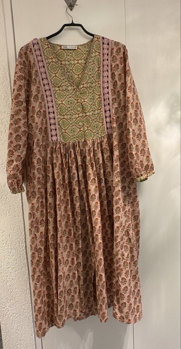 Zara Robes: Zara Maxi-Kleid mit Blumenmuster, indisch, XL, Mustermix – D'occasion à Rikon im Tösstal par miarosen 1