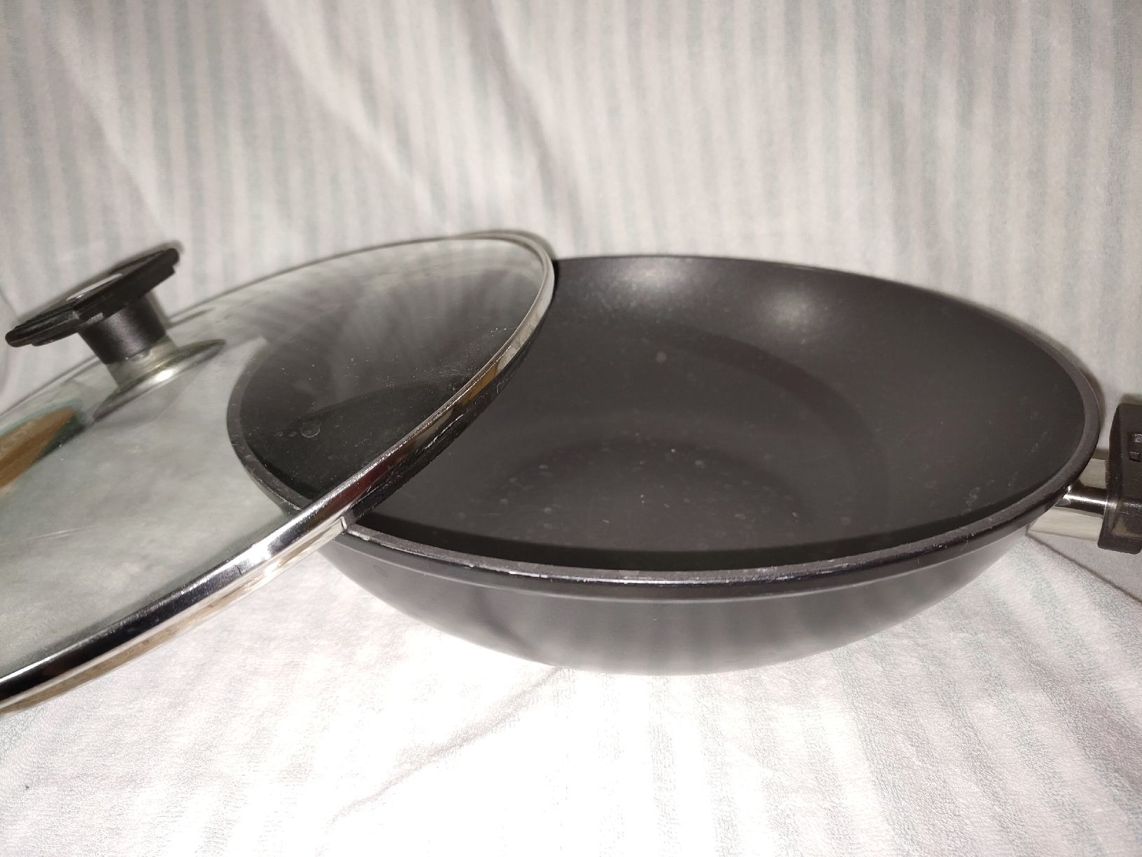 Poêles: Wok aus Aluminium – D'occasion à Buochs par Timo_________M