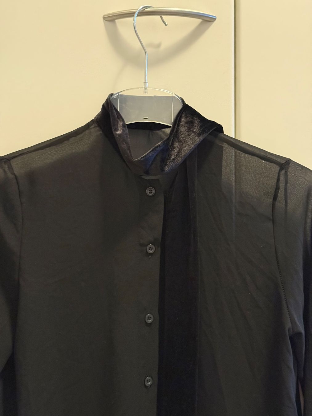 Mango Blusen: Mango Schwarze transparente Bluse mit Samtdetails – Gebraucht aus Zofingen von zac_spc2 4