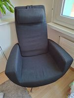Grauer Sessel mit Fussteil