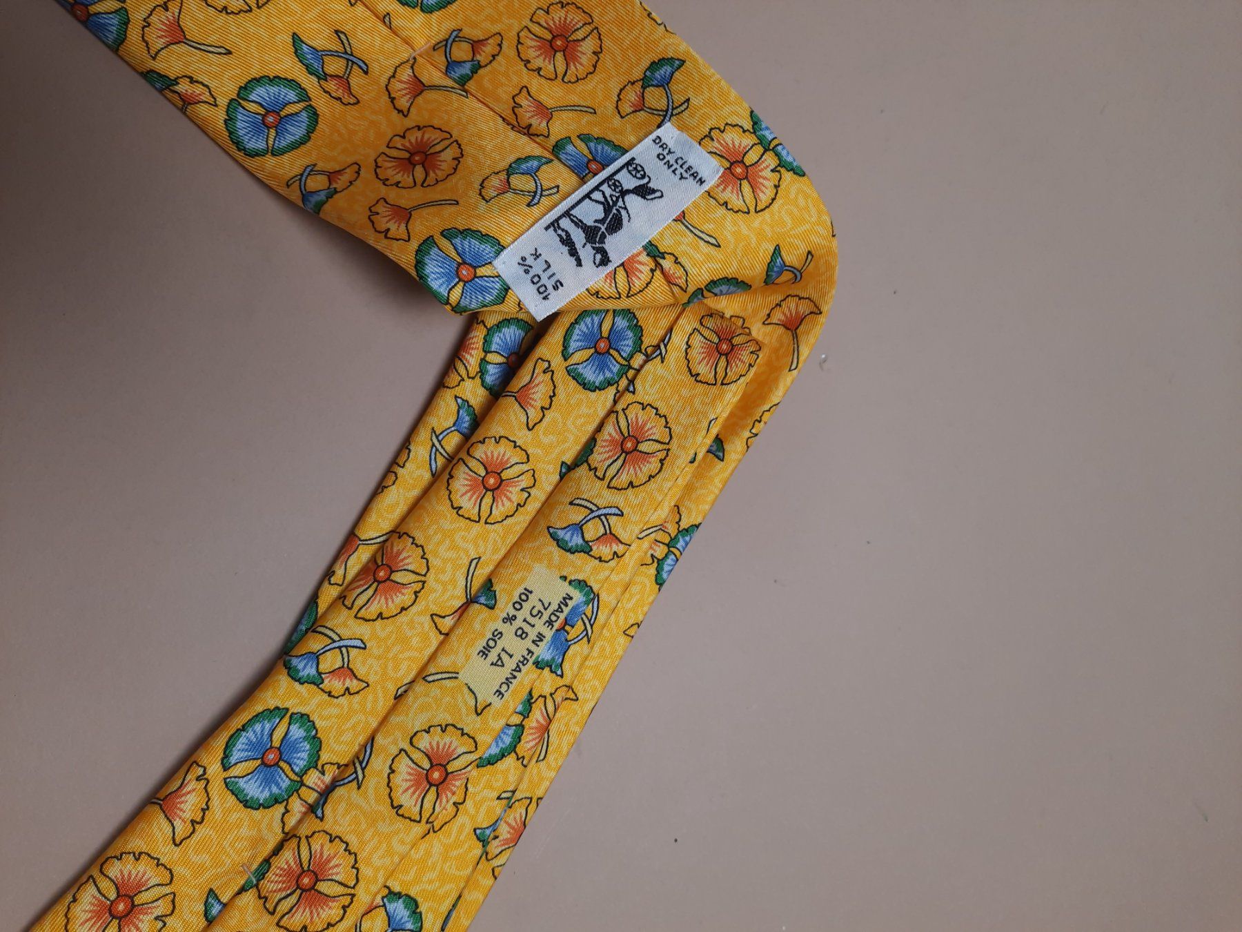 Hermès Cravatte: Hermès Paris Seiden Krawatte – Usato da Hombrechtikon venduto da BAZ-Vintage 1