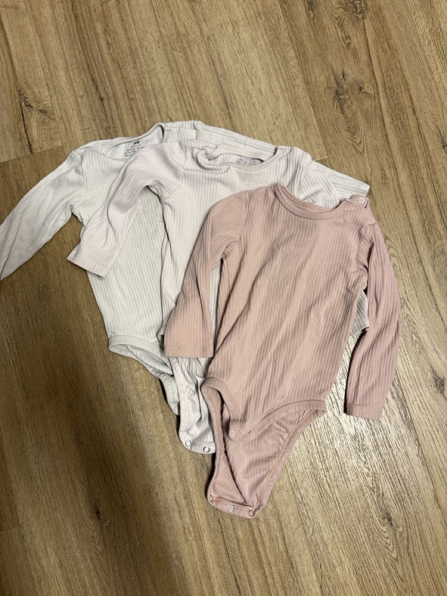 Lotti & Set di vestiti: 3er Set Baby Bodys Grösse 86 langarm – Usato da Hildisrieden venduto da Leoniewyr