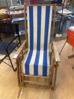 e8 Vintage Holz Liegestuhl mit blau-weissen Streifen.