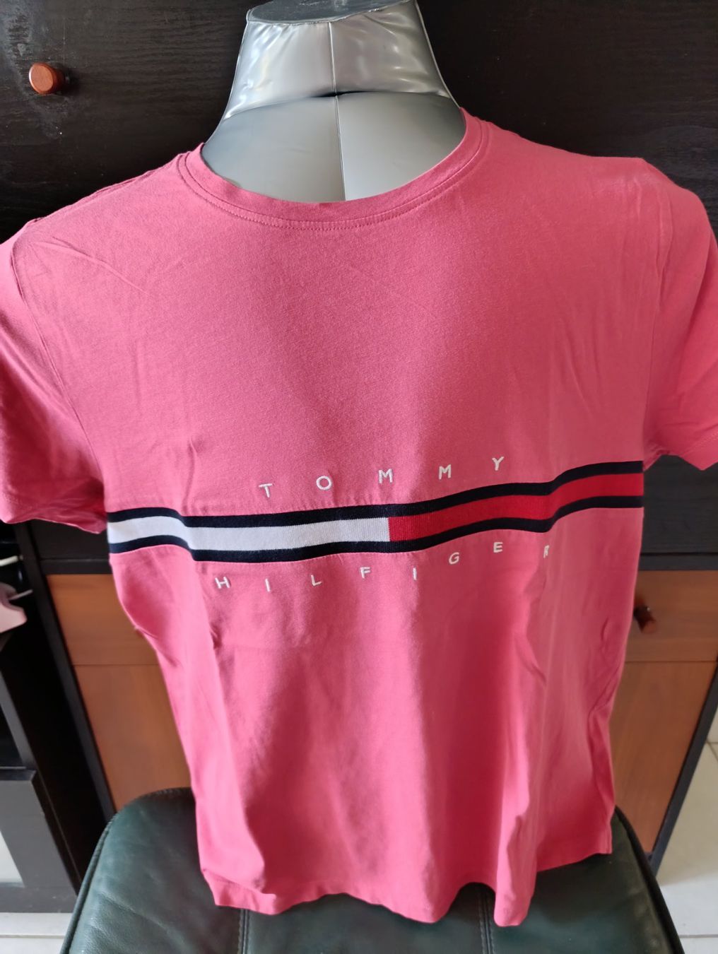 Tommy Hilfiger T-shirt: T-shirt Tommy Hilfiger – Nuovo (secondo la descrizione) da St-Cergue venduto da Neviana 2