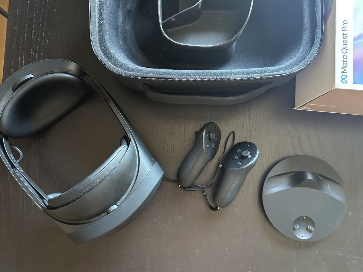 Meta Casco VR: Meta Quest Pro (VR headset, with eye tracking) – Nuovo (secondo la descrizione) da Zürich venduto da martpie 2