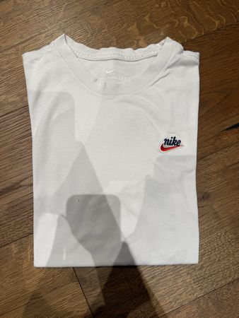 Nike T-Shirt, weisses Shirt mit rotem Logo, Grösse M