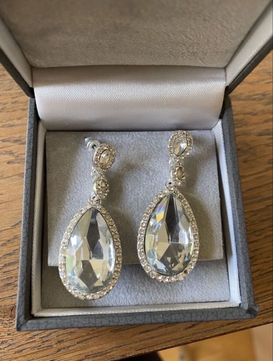 Orecchini pendenti & Orecchini a lobo: ELEGANT SILVER TEARDROP CRYSTAL EARRINGS – Usato da Genève venduto da toandfrom