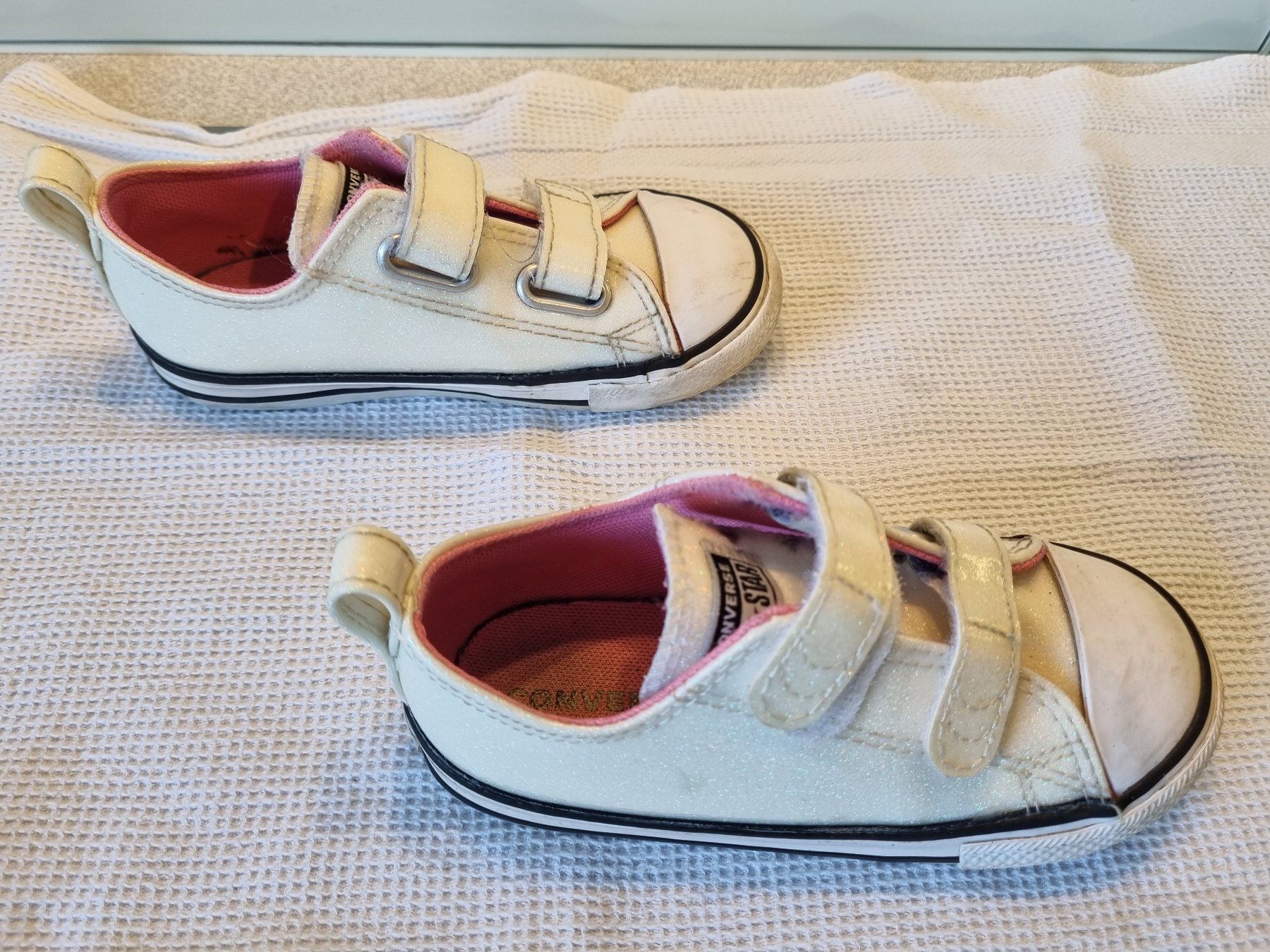 Converse Scarpe per ragazze: Converse Sneaker, weiss/glitzrig. Grösse 25 – Usato da Hinterkappelen venduto da Anbal 2