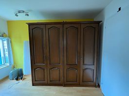 Schöner Kleiderschrank, Vollholz, 4-türig