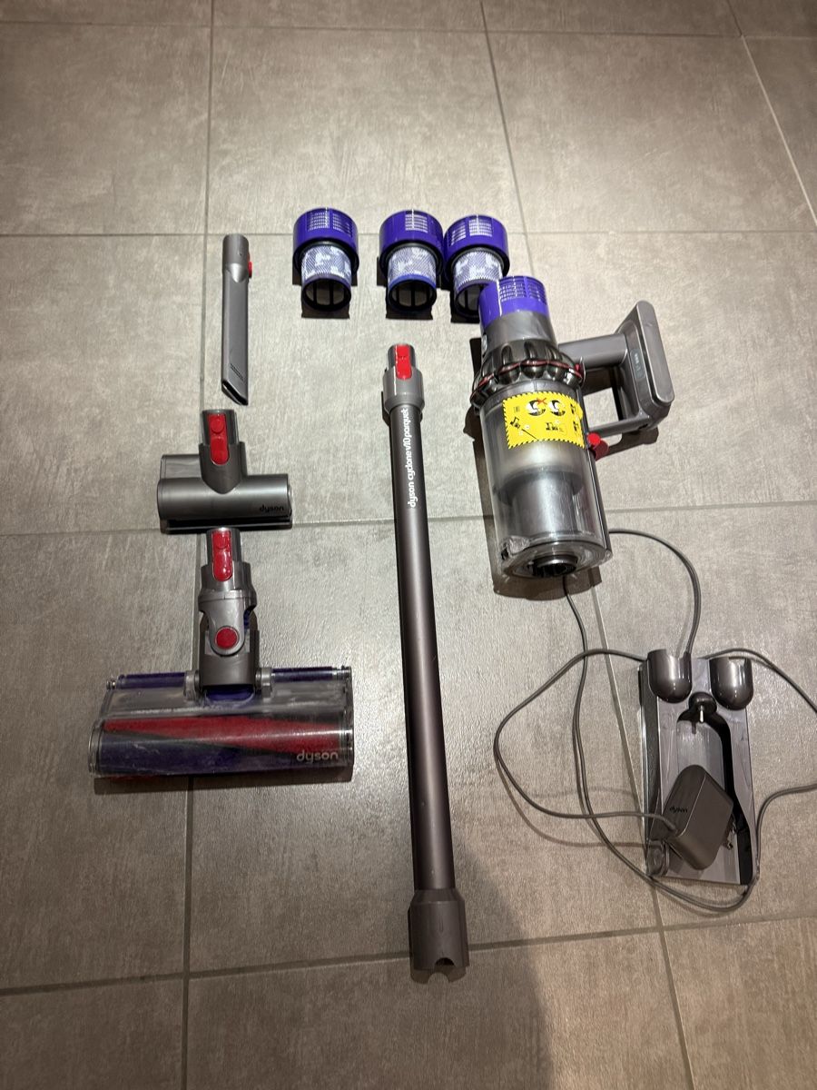 Dyson Aspirateurs & Accessoires: Dyson V 10  – D'occasion à Claro par KarinS84