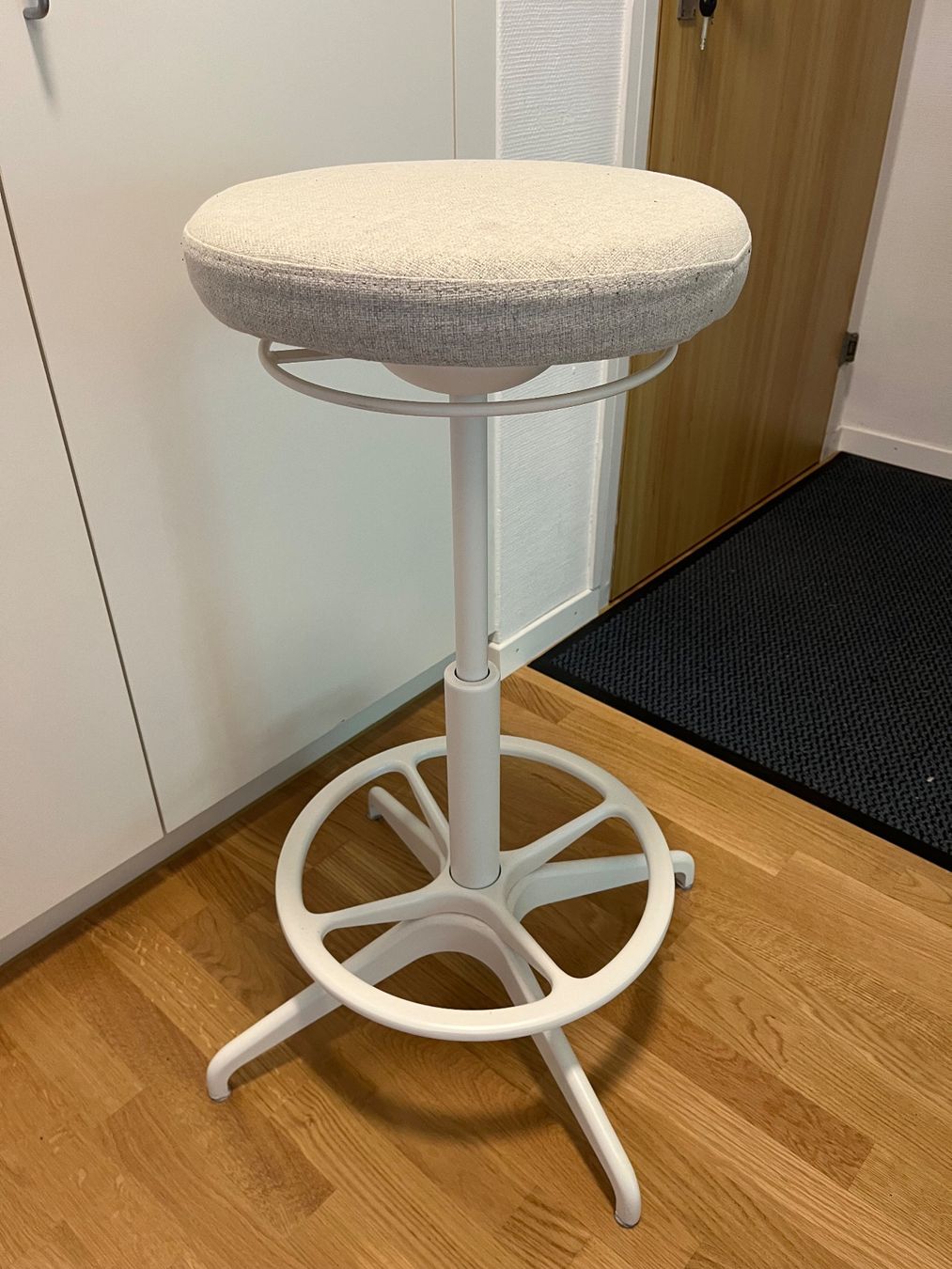 Ikea Sgabelli: IKEA Ergonomic Standing Stool - Adjustable Height, White! – Usato da Fällanden venduto da magves 2