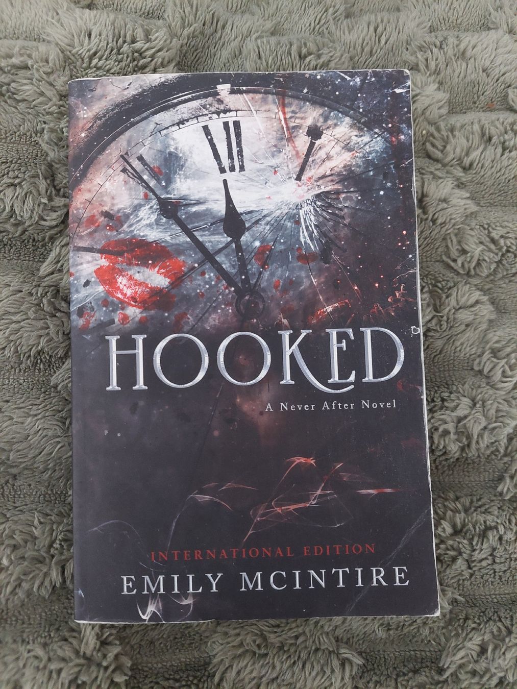 Libri: Hooked - A Never After Novel von Emily McIntire – Usato da Sennhof venduto da NNC_11