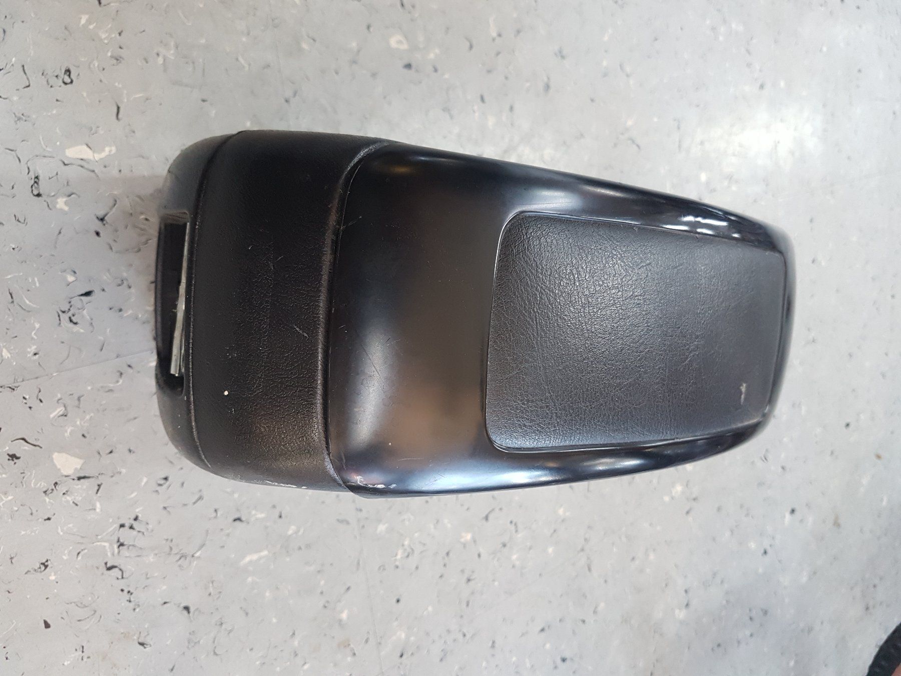 Tutti pezzi di ricambio auto: Auto Mittel Konsole Universal Armlehne – Usato da Oberägeri venduto da 455 7