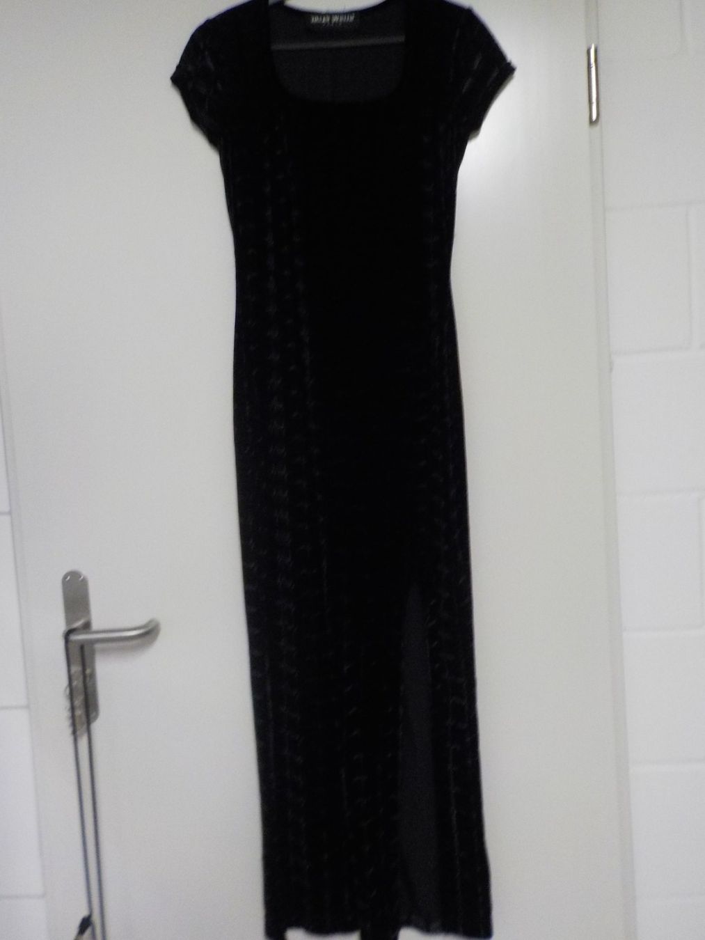 Vestiti: schwarzes Kleid, Samtoptik, mit einem Seitenschlitz (32) – Nuovo (secondo la descrizione) da Muri b. Bern venduto da Silberdolphin