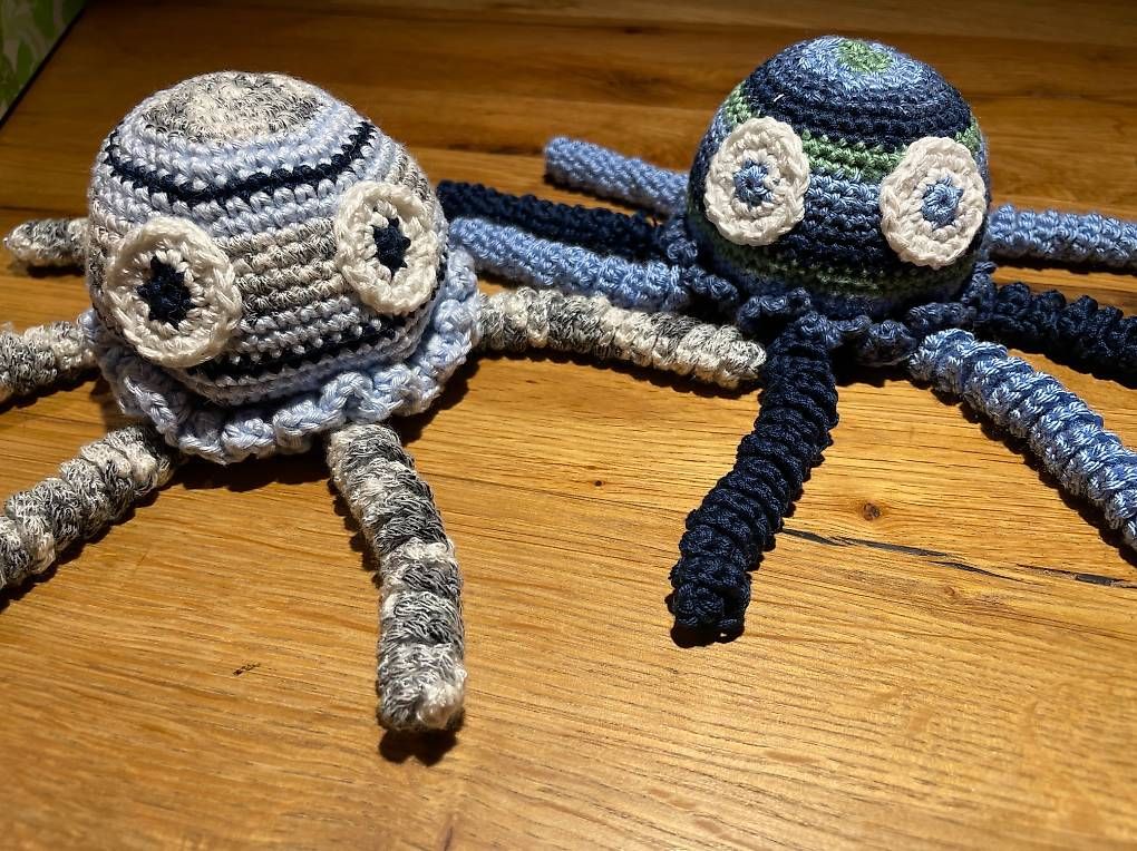 Spielzeuge: Handgehäkelt Octopus Hellblau und Dubkelblau – Gebraucht aus Scharans von csp_sbl5